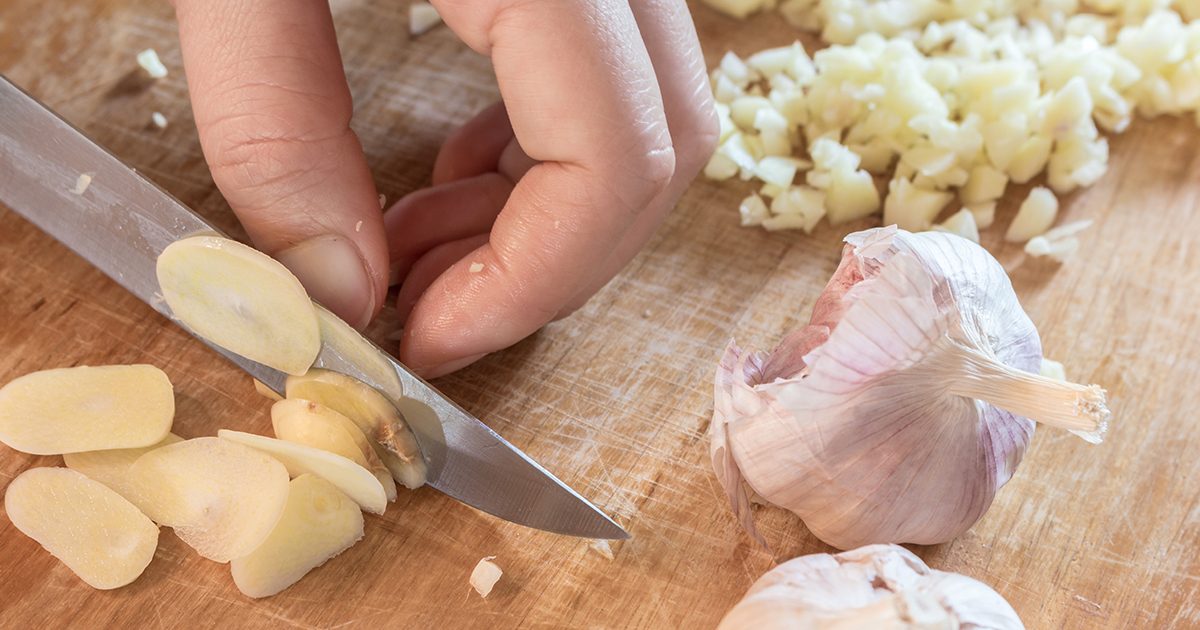 الفرق بين استخدام الثوم المهروس والثوم المقطع أطيب طبخة