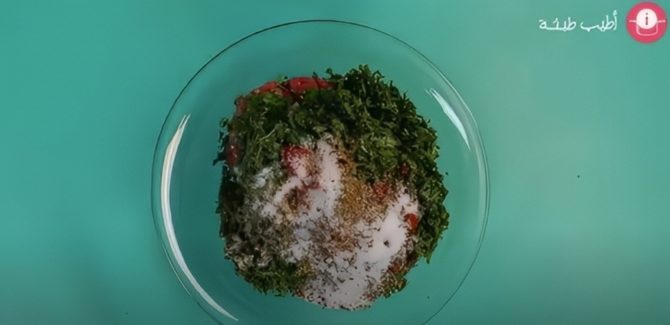 وضع المكونات في الوعاء