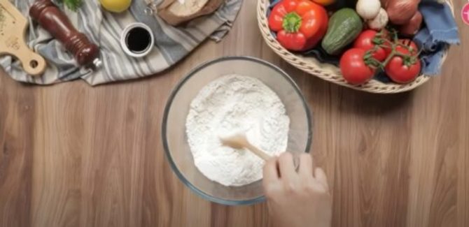 خلط المكونات في الوعاء
