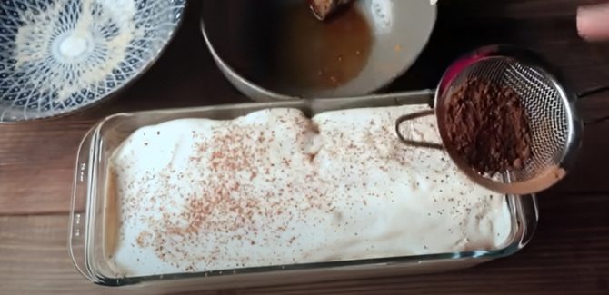 نثر الكاكاو على الوجه