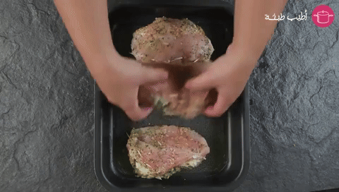 وضع صدور الدجاج في الصينية