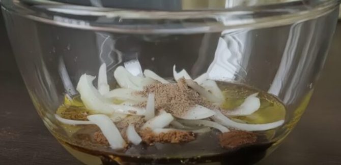 وضع المكونات في وعاء