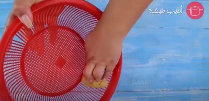 استخدام المصفاة لتزيين العجينة
