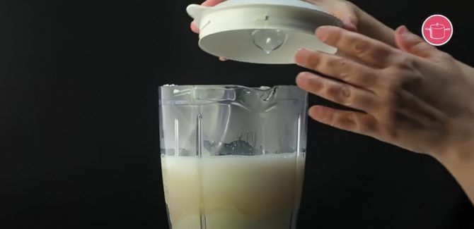 خلط المكونات بالخلاط