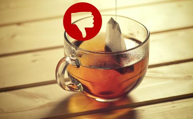 اضرار ترك أكياس الشاي في الكوب خلال شربه