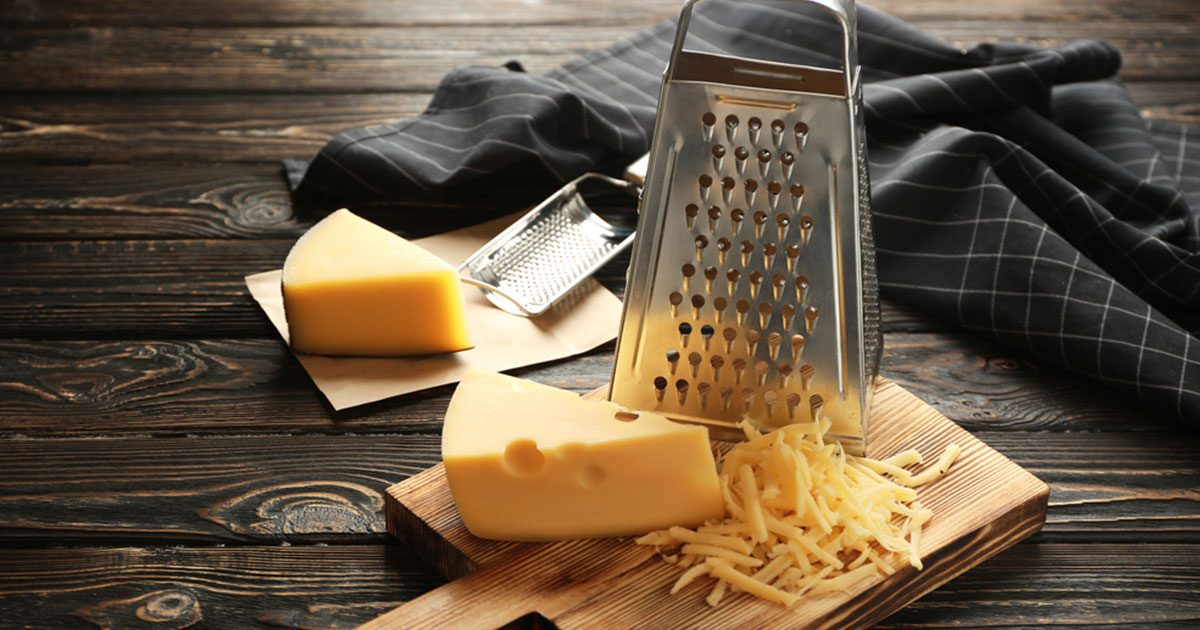 طريقة تنظيف مبشرة الجبن