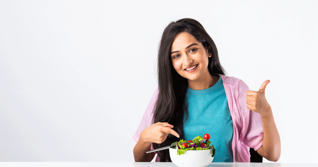 سيدة تأكل سلطة