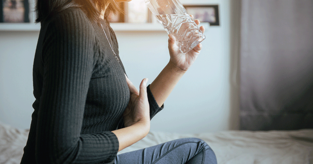 سيدة تشرب كوب من الماء