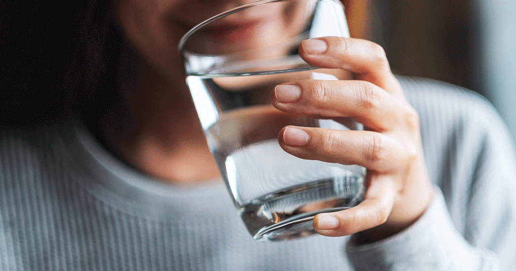 سيدة تشرب كوب من الماء