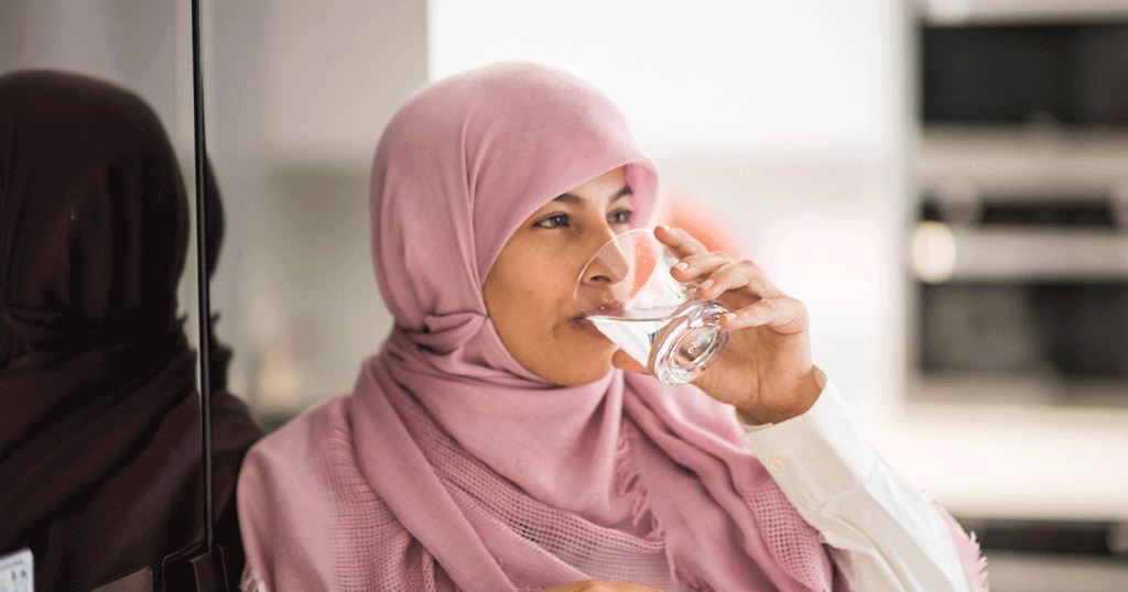 سيدة تشرب الماء