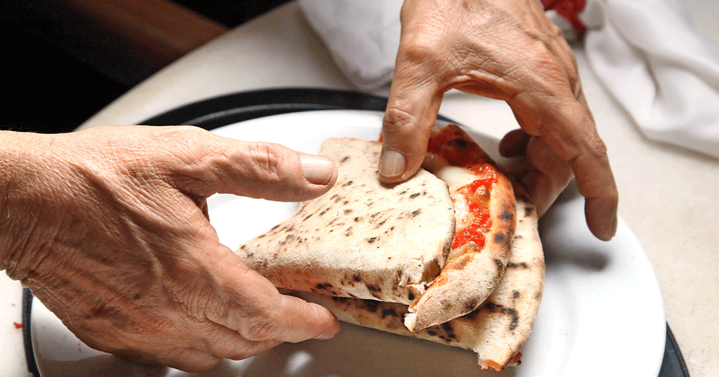 شخص يأكل المعجنات