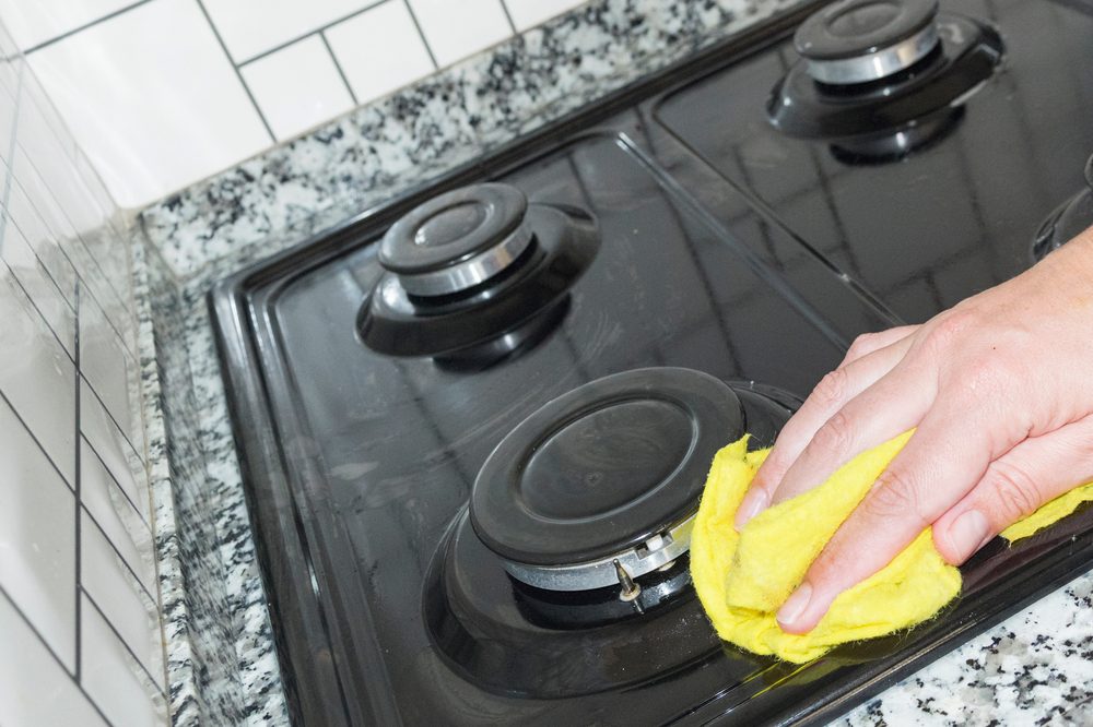 أشهر طرق تنظيف الغاز بمكونات متوفرة في كل مطبخ