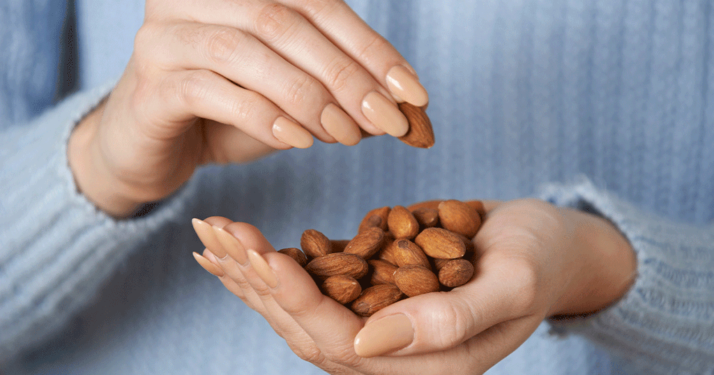 سيدة تحمل كمية من اللوزِ