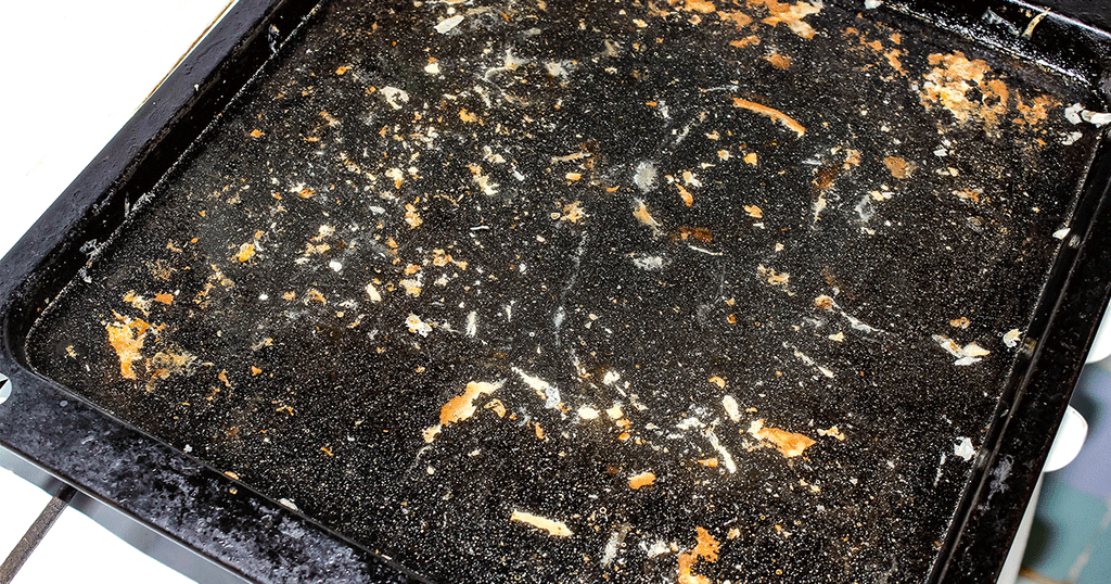 بقع متراكمة في صينية فرن