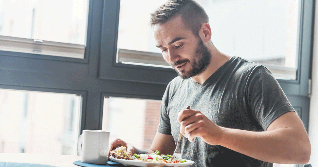 شاب يتناول الطعام بطريقة منظمة