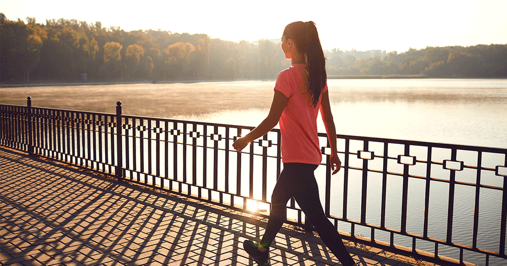 سيدة تمارس رياضة المشي