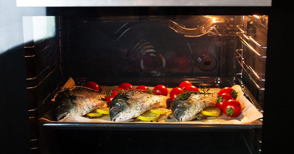 ما هي مدة طبخ السمك بالفرن المثالية لأفضل نتيجة؟
