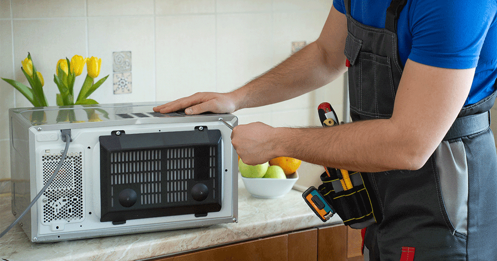 اختصاصي يصلح ميكرويف معطل