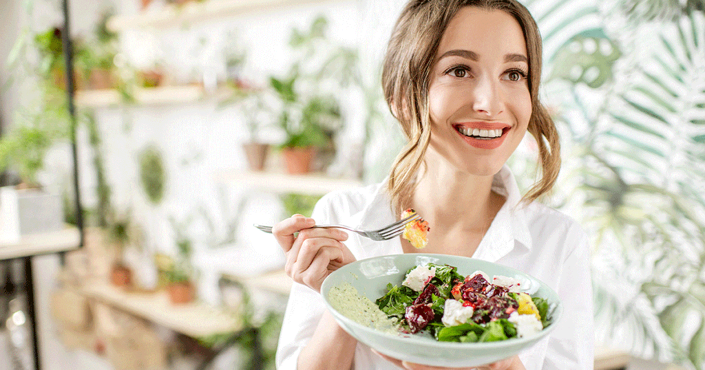 سيدة تتناول السلطة