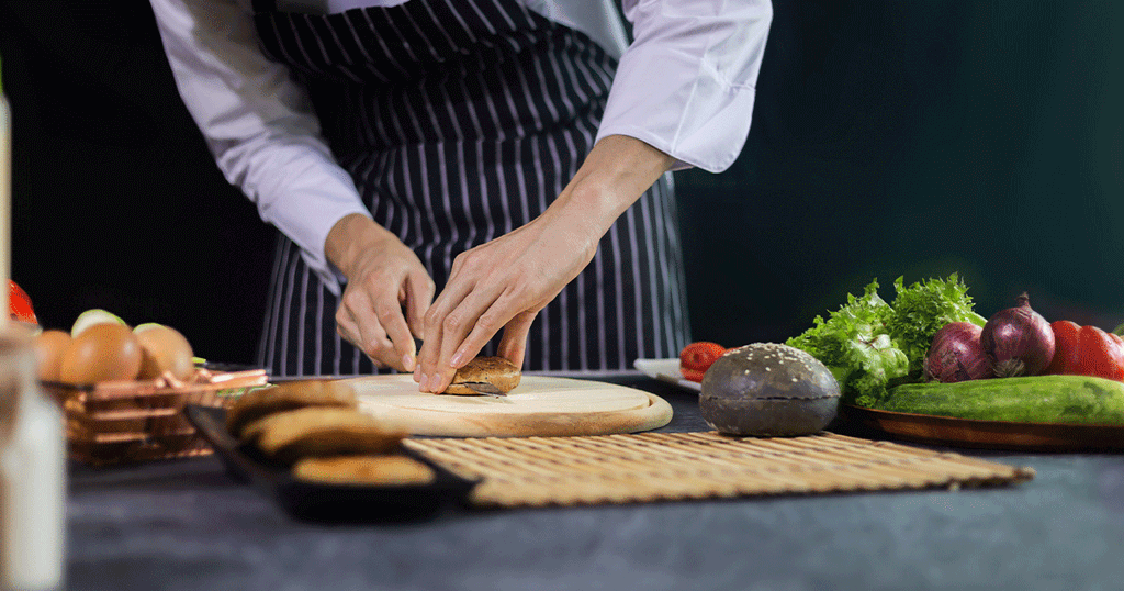 شيف يحضر الطعام