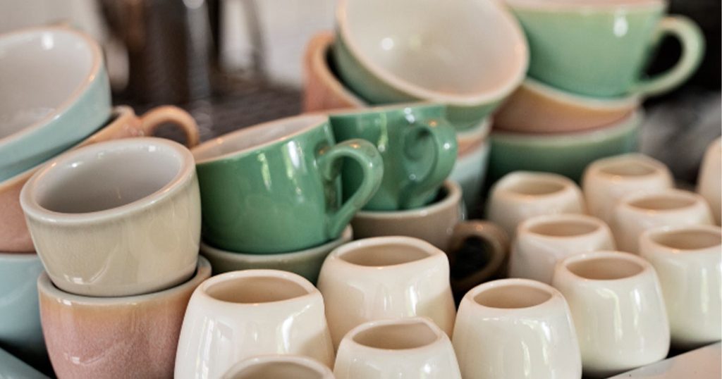 اواني مطبخ ملونة ولامعة