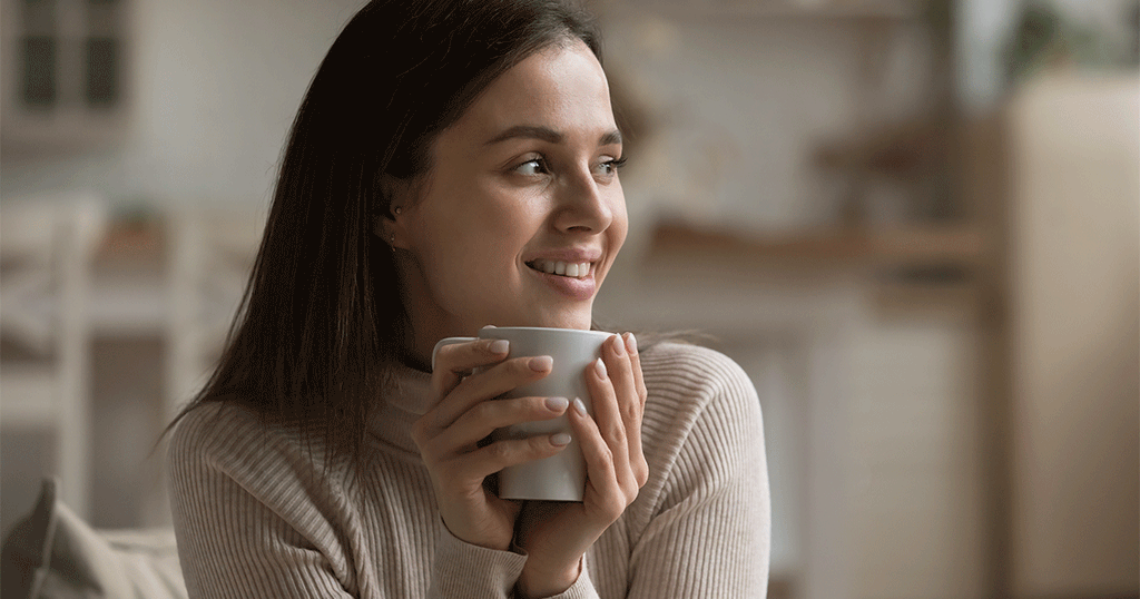 شابة تشرب الشاي