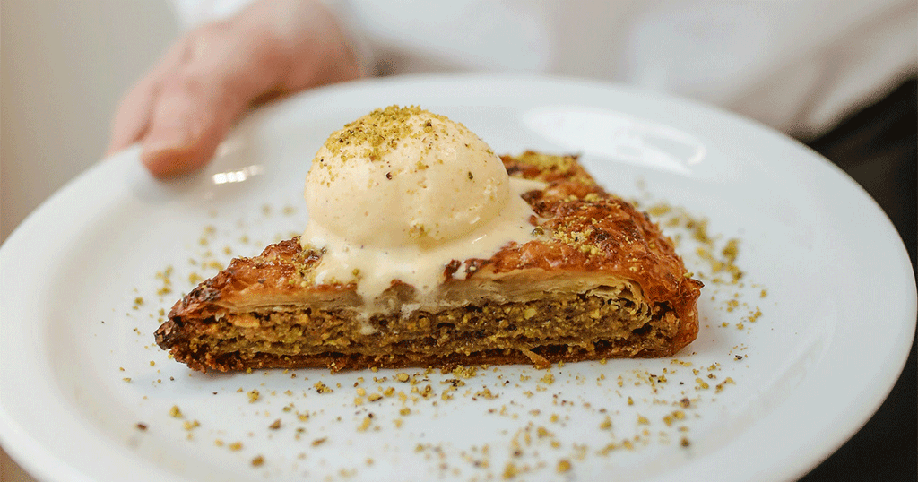 بوظة مع البقلاوة