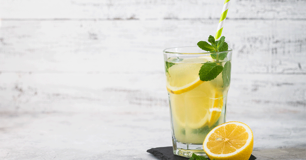 كوب من عصير الليمون