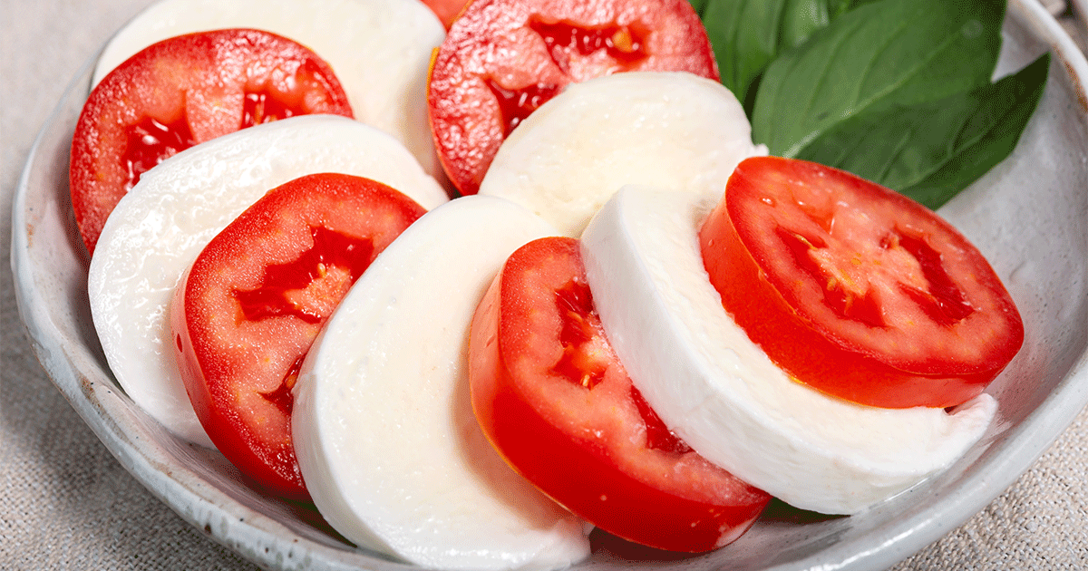 طبق موزاريلا مع شرائح الطماطم