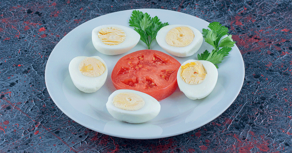 طبق من البيض المسلوق مع شريحة طماطم