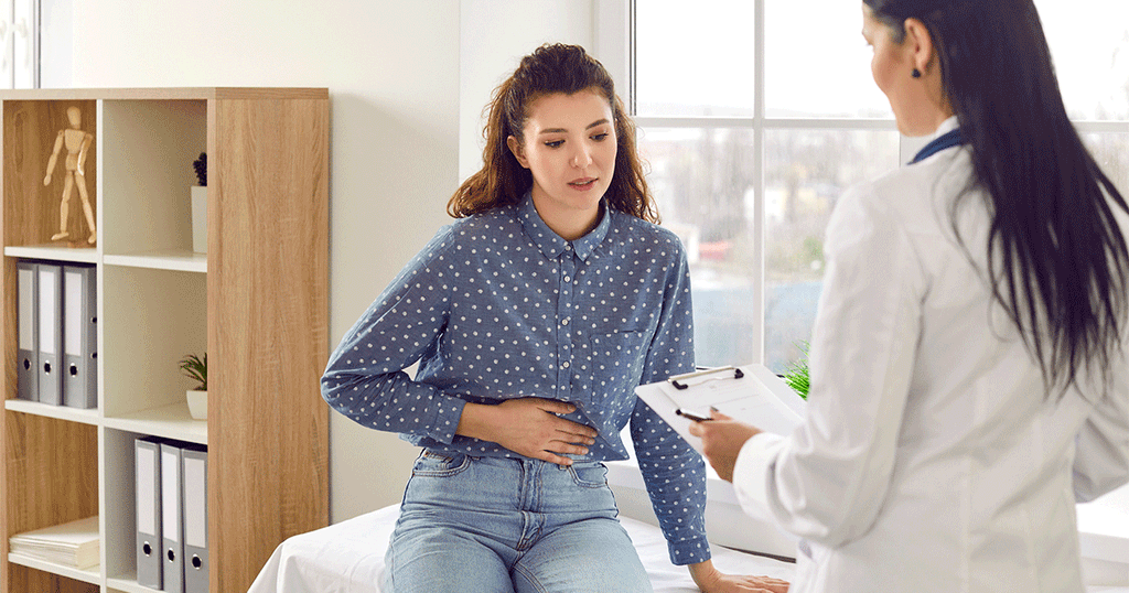 امرأة تزور طبيبة متخصصة في علاج الجهاز الهضمي