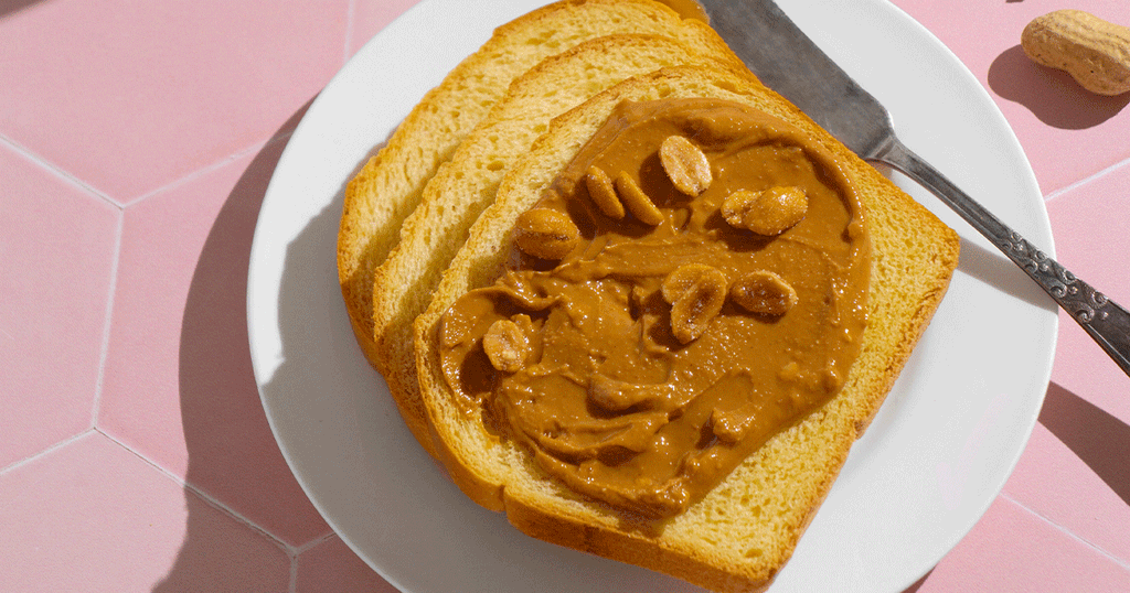 زبدة الفول السوداني على قطعة خبز