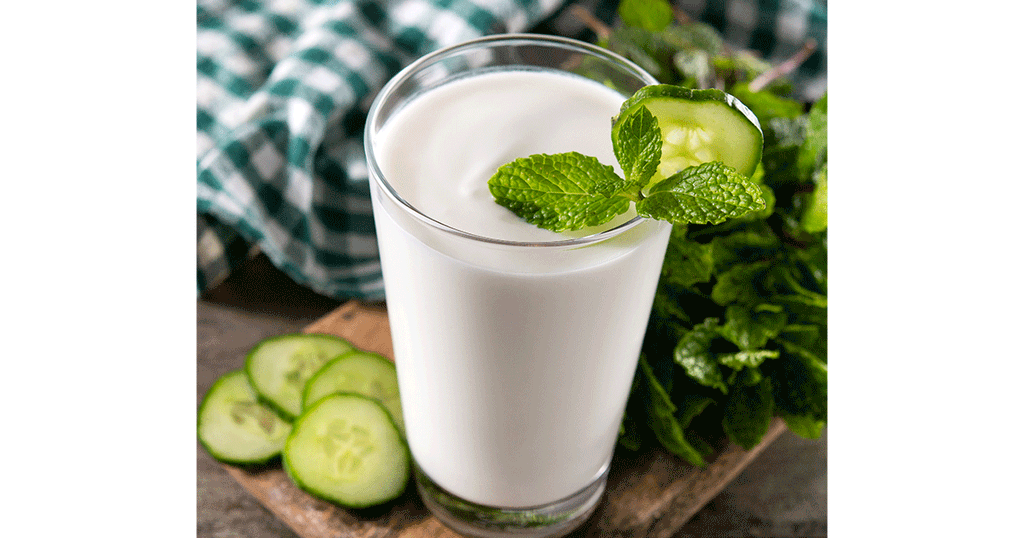 كوب من اللبن الزبادي