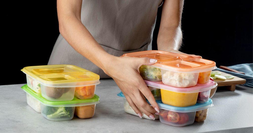 أواني بلاستيكية