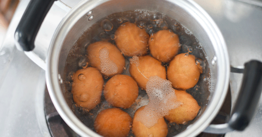 سلق البيض بالماء