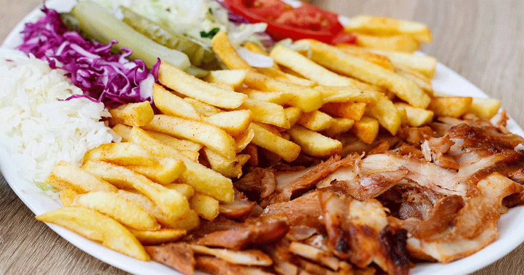 طبق شاورما الدجاج مع البطاطس المقلية والخضراوات