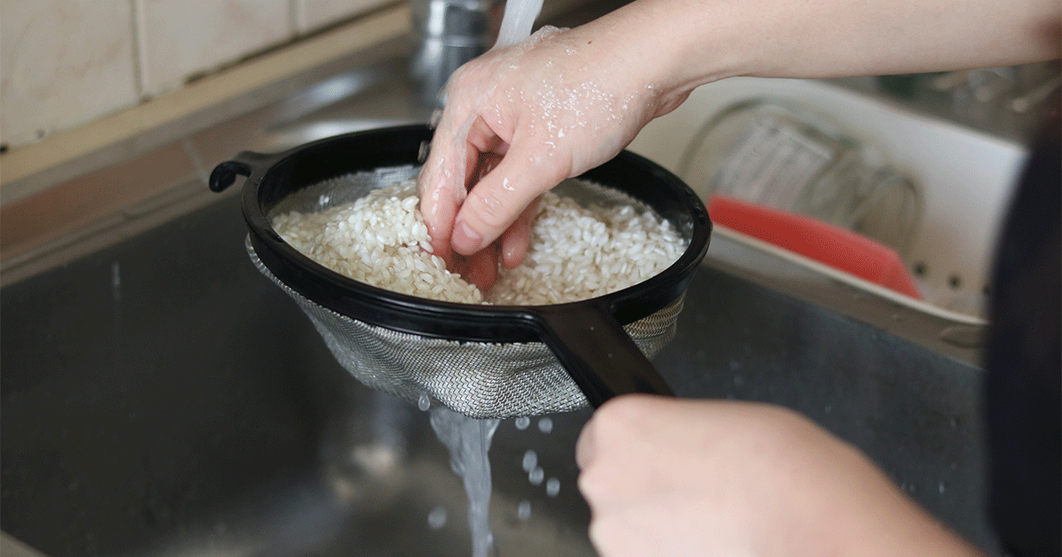 غسل الأرز بالماء
