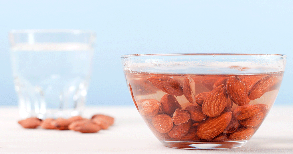 عملية نقع اللوز بالماء