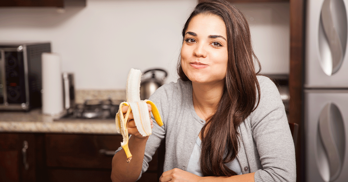 امرأة تأكل الموز