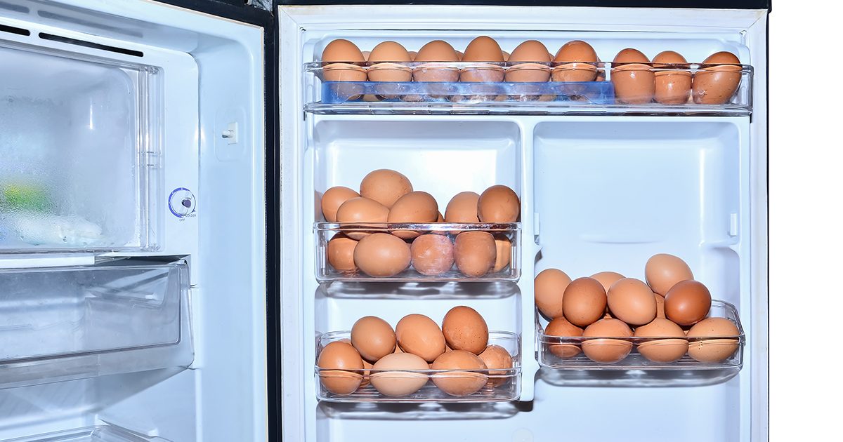 كم من الوقت يمكن حفظ البيض ضمن درجة حرارة الغرفة؟