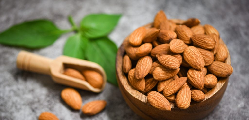 فوائد اللوز النيء