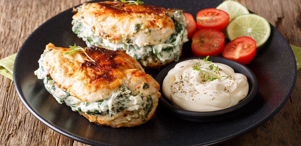 صدر دجاج بالسبانخ والفيتا