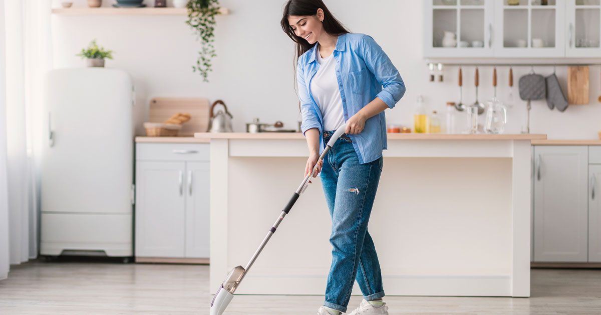 امرأة تنظف أرضية المطبخ