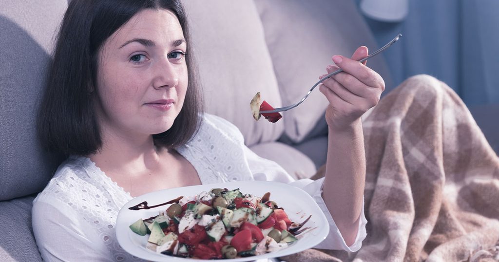 امرأة تتناول السلطة