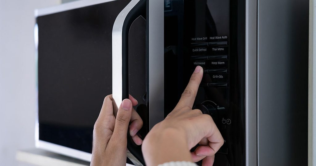 تسخين الطعام بالمكرويف