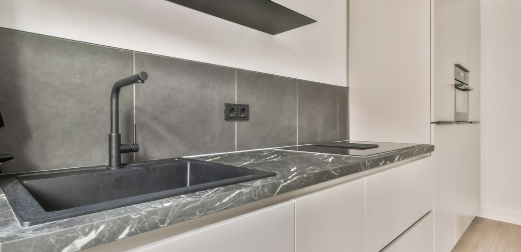 مغسلة المطبخ الرخام