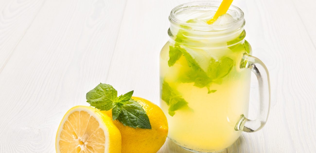 هذا ما يحدث لجسمكم عندما تتشربون الماء مع الليمون الحامض صباحًا!