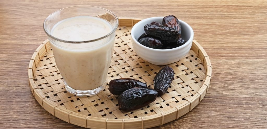 التمر مع الحليب