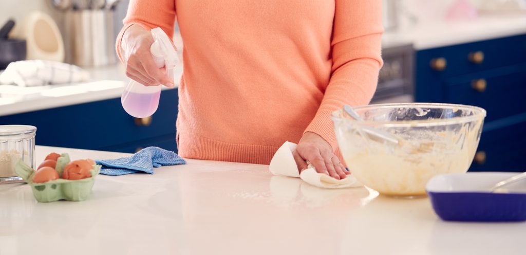 تنظيف البقع الدهنية الصعبة