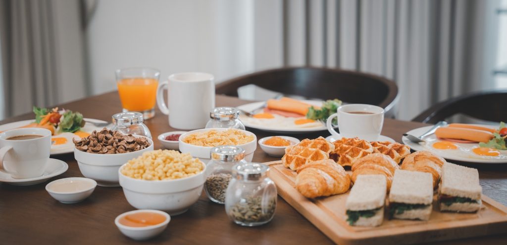 طاولة فطور صباحي